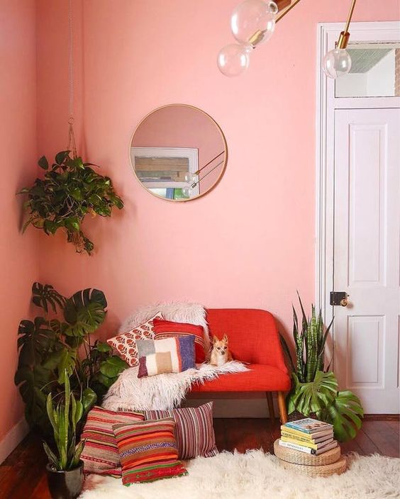 персиковий колір в інтер'єрі вітальні