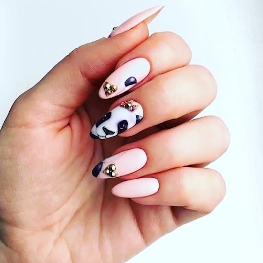 панда зі стразами на нігтях