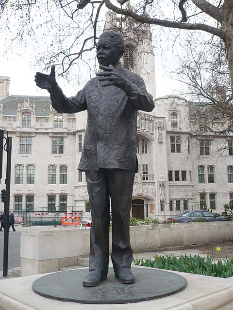 Пам'ятник Нельсону Манделі в Лондоні