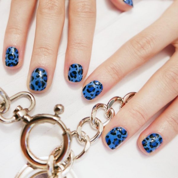 синій леопардовий принт на нігтях