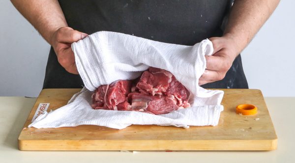 порізати м'ясо на куски