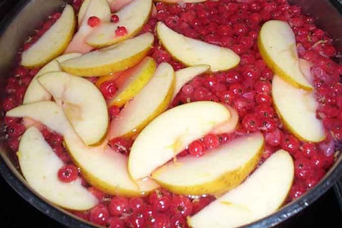З'єднати смородину з яблуками і залити сиропом