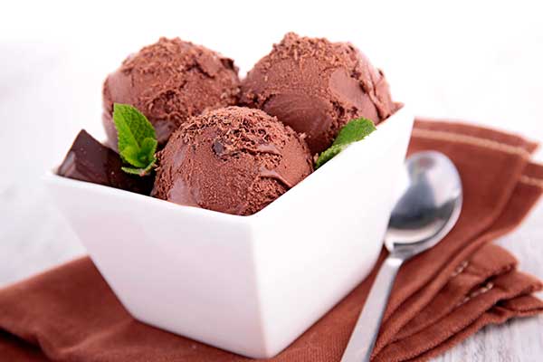 Шоколадне морозиво з додаванням згущеного молока