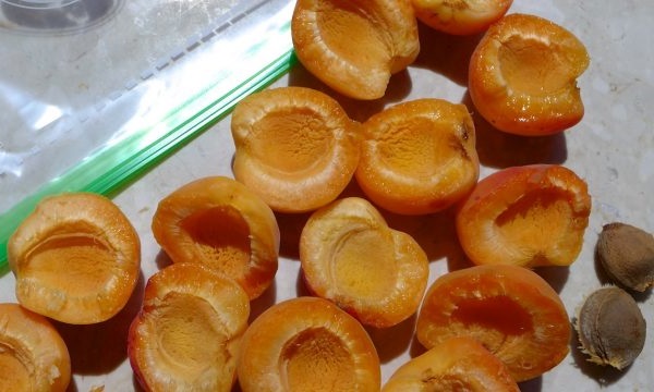 Як заморозити половинки абрикос