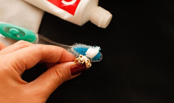 як почистити золото зубною пастою