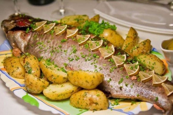 Запечена картопля з рибою