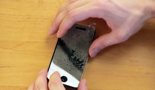 мокрий метод поклейки плівки для телефону