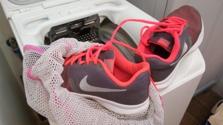 Як прати кросівки в пралці