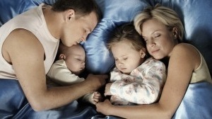 Як відучити дитину спати з батьками