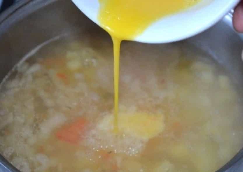 виливаємо яйце в суп