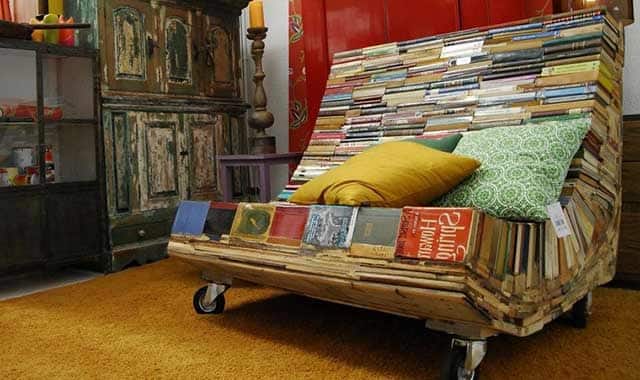 диван з книг