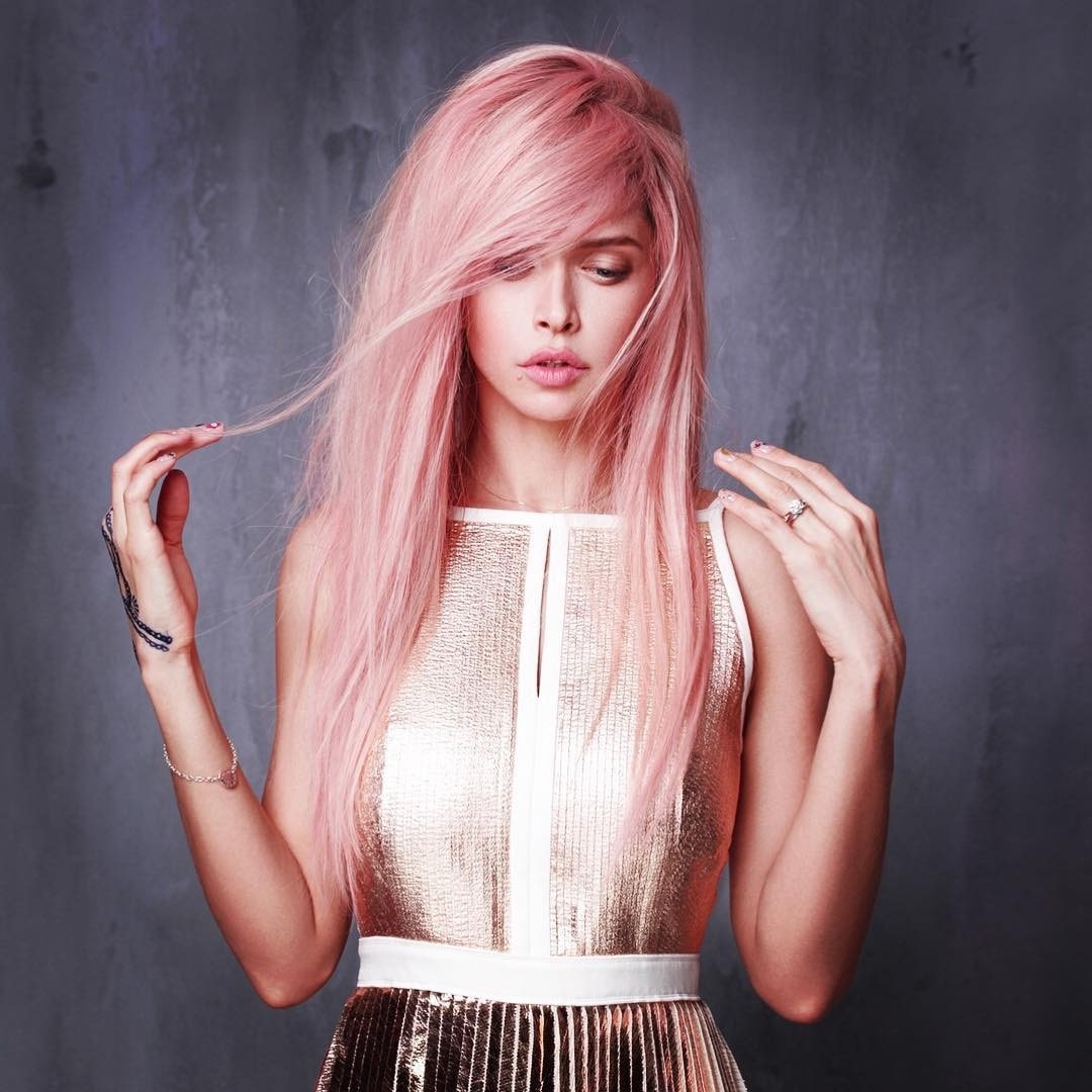 рожевий блонд колір волосся