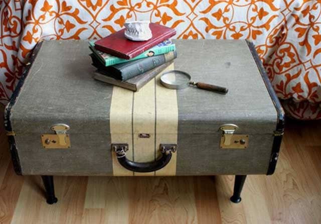 столик зі старої валізи