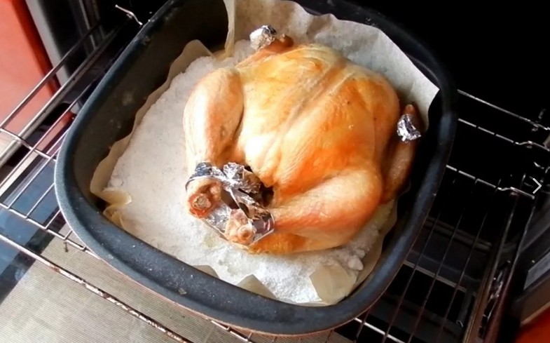 курка запечена в духовці на солі
