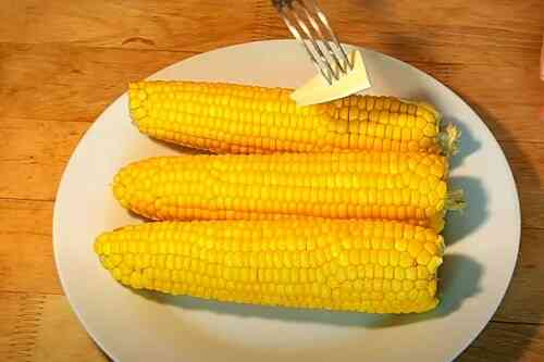 Скільки варити кукурудзу в каструлі